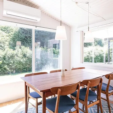 Stunning In W/ Wifi And 3 Bedrooms Holiday home *